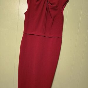 Chic Sleeveless Midi Dress in Rich Red